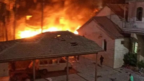 Ảnh: 500 người chết tại bệnh viện Gaza, khắp Trung Đông phẫn nộ - Ảnh 2. Bệnh viện Al-Ahli bị nhấn chìm trong khói lửa - Ảnh: AL ARABIYA