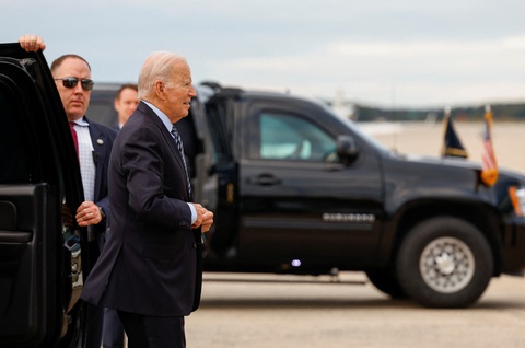 Tin tức thế giới 18-10: Bệnh viện ở Gaza ‘thất thủ’; Palestine hủy cuộc gặp ông Biden - Ảnh 2. Tổng thống Mỹ Joe Biden tại căn cứ quân sự Joint Base Andrews, khởi hành cho chuyến đi Israel ngày 17-10 - Ảnh: REUTERS