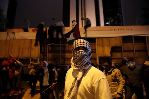 Tin tức thế giới 18-10: Bệnh viện ở Gaza ‘thất thủ’; Palestine hủy cuộc gặp ông Biden - Ảnh 1. Người biểu tình ủng hộ Palestine gần Lãnh sự quán Israel trong một cuộc biểu tình ở Istanbul (Thổ Nhĩ Kỳ) ngày 17-10, sau khi có tin Bệnh viện Al-Ahli ở Dải Gaza bị không kích khiến hàng trăm người Palestine thiệt mạng - Ảnh: REUTERS