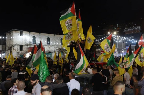 Ảnh: 500 người chết tại bệnh viện Gaza, khắp Trung Đông phẫn nộ - Ảnh 8. Người Palestine ở thành phố Nablus (Bờ Tây) biểu tình phản đối cuộc tấn công vào bệnh viện ở Gaza, tham gia làn sóng phẫn nộ khắp khu vực - Ảnh: EPA