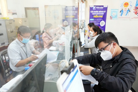 Cạnh tranh dịch vụ hành chính được không? - Ảnh 8. Người dân đến làm thủ tục hành chính tại UBND quận Bình Thạnh, TP.HCM (ảnh chụp chiều ngày 17-10) - Ảnh: HỮU HẠNH