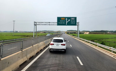 Khánh thành 2 dự án đường cao tốc qua Thanh Hóa - Nghệ An - Ảnh 3. Đường cao tốc Bắc - Nam phía Đông đã nối liền từ Chi Lăng (Lạng Sơn) đến Diễn Châu (Nghệ An) - Ảnh: TUẤN PHÙNG