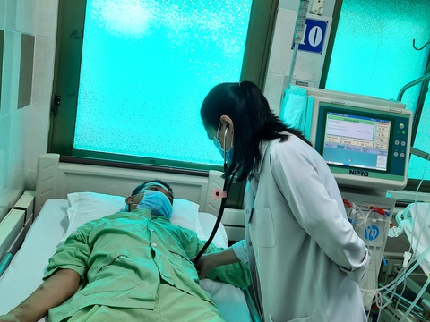 Vì sao không có triệu chứng suy thận, đi khám thì phát hiện ở giai đoạn muộn? - Ảnh 1. Lối sống không lành mạnh, sử dụng nhiều thực phẩm chế biến sẵn, ăn nhiều muối... là nguyên nhân dẫn đến bệnh thận - Ảnh: THU HIẾN