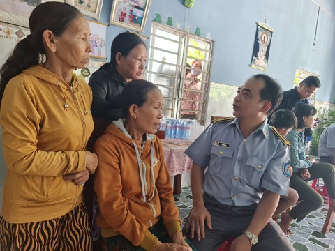 Vụ chìm tàu câu mực: thuyền trưởng kể lại giây phút cứu 40 ngư dân - Ảnh 3. Lực lượng kiểm ngư đến gia đình có ngư dân mất tích động viên và khẳng định cơ quan chức năng đang tích cực tìm kiếm - Ảnh: TRẦN MAI