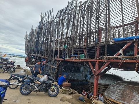 Vụ chìm tàu câu mực: thuyền trưởng kể lại giây phút cứu 40 ngư dân - Ảnh 4. Cảng An Hòa (xã Tam Giang, huyện Núi Thành) - nơi tàu câu mực QNa 90129 xuất bến đi câu - Ảnh: TRẦN MAI