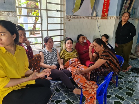 Vụ chìm tàu câu mực: thuyền trưởng kể lại giây phút cứu 40 ngư dân - Ảnh 1. Chị Phạm Thị Trang, vợ ngư dân Đặng Minh Vương mất tích, đang được người thân động viên - Ảnh: TRẦN MAI