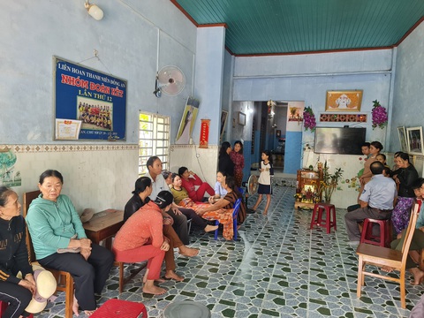 Vụ chìm tàu câu mực: thuyền trưởng kể lại giây phút cứu 40 ngư dân - Ảnh 5. Từ khi hai tàu chìm vì lốc xoáy, không khí ở xã Tam Giang và Tam Quang (huyện Núi Thành, Quảng Nam) rất thê lương, xóm làng tập trung về những ngôi nhà có người mất tích - Ảnh: LÊ TRUNG