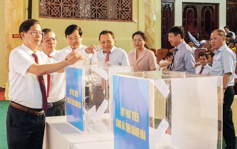 Từ thư ngỏ của tỉnh đến bài học Nhật Bản - Ảnh 1. Trong lễ xuất quân hôm 16-10, các nhà tài trợ và doanh nghiệp đã ủng hộ hơn 8 tỉ đồng cho CLB bóng đá Khánh Hòa trước mùa bóng 2023- 2024 - Ảnh: ANH VIỆT