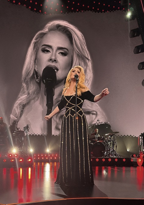 Adele ‘chốt đơn’ thiết kế của Công Trí trong show diễn mới nhất - Ảnh 1. Adele quyến rũ trong thiết kế của NTK Công Trí