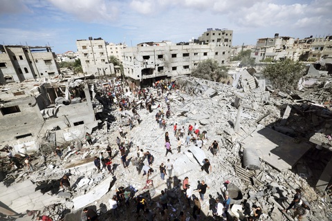 Kịch bản nào cho xung đột Israel - Hamas? - Ảnh 1. Nhà cửa bị phá hủy, người dân đang tìm kiếm nạn nhân sau cuộc không kích của Israel vào TP Rafah, phía nam Dải Gaza, ngày 17-10 - Ảnh: AFP