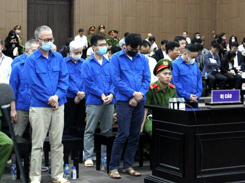 Vụ cao tốc Đà Nẵng - Quảng Ngãi: Cựu tổng giám đốc VEC bị đề nghị năm tù - Ảnh 1. Các bị cáo tại tòa - Ảnh: DANH TRỌNG