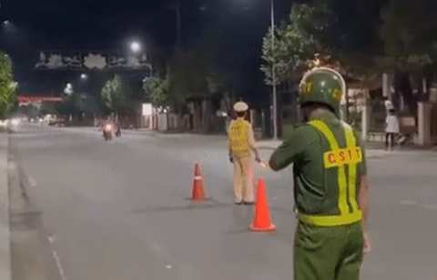 Nhóm 'quái xế' lạng lách nhiều lần ở chốt CSGT, có cả nữ giới - Ảnh 1. Nhóm thanh thiếu niên gây rối tại chốt cảnh sát giao thông - Ảnh: Công an cung cấp