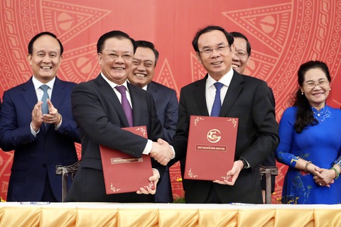 Bí thư Nguyễn Văn Nên: TP.HCM và Hà Nội có bổn phận và nỗi lo giống nhau - Ảnh 1. Ban Thường vụ Thành ủy Hà Nội và Ban Thường vụ Thành ủy TP.HCM ký kết bản ghi nhớ kế hoạch hợp tác giai đoạn 2023 - 2025 - Ảnh: HỮU HẠNH