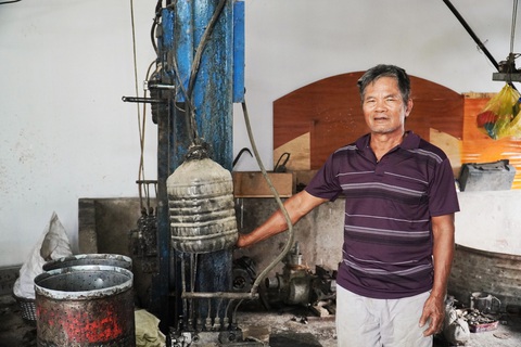 Ông Trương bên cạnh chiếc máy ép dầu bằng thủy lực - Ảnh: TRẦN HOÀI Ông Trương bên cạnh chiếc máy ép dầu bằng thủy lực do ông sáng chế - Ảnh: TRẦN HOÀI