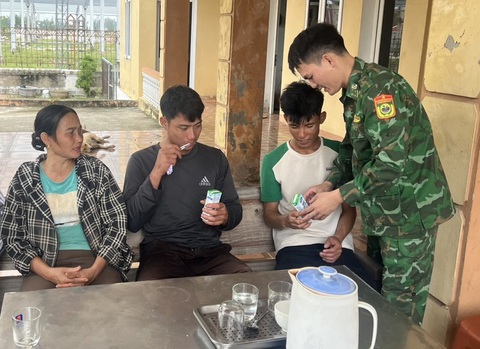Cứu một ngư dân bị lật bè lênh đênh suốt đêm trên biển - Ảnh 1. Hai ngư dân Hiệp và Hùng (giữa) may mắn thoát nạn khi lật bè mảng trên biển - Ảnh: Đ.L.