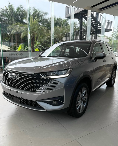 Tin tức giá xe: Haval H6 HEV giảm tới 244 triệu trên toàn quốc, giá chỉ như CX-5 Premium Sport - Ảnh 2. Haval H6 HEV nổi bật với phần lưới tản nhiệt hình sao rơi, nối liền và mở rộng về hai phía. Cụm đèn pha LED kiểu ma trận. Cụm đèn hậu LED hiệu ứng 3D nối liền hai bên. Bộ mâm 5 chấu kép, kích thước 19 inch. Xe sở hữu kích thước 4.683 x 1.886 x 1.730 (mm), chiều dài cơ sở 2.738mm