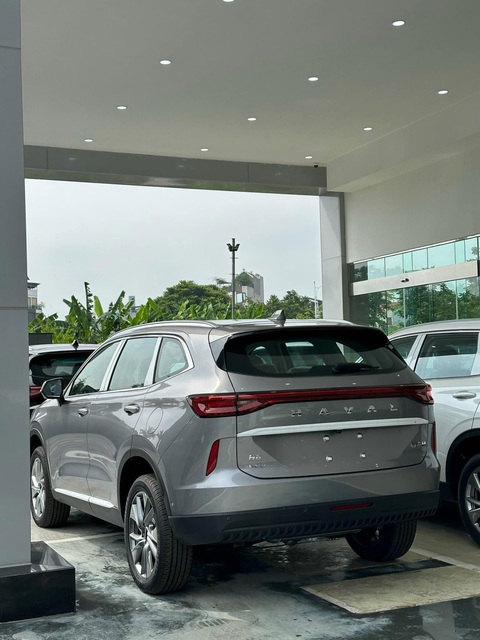 Tin tức giá xe: Haval H6 HEV giảm tới 244 triệu trên toàn quốc, giá chỉ như CX-5 Premium Sport - Ảnh 4. Haval H6 HEV có tổng cộng 20 trang bị, như ga tự động thông minh, cảnh báo phương tiện cắt ngang trước sau, hỗ trợ giữ làn đường, hỗ trợ phanh khẩn cấp, tránh xe thông minh, camera toàn cảnh, cảnh báo điểm mù, chống tăng tốc ngoài ý muốn, hỗ trợ đỗ xe ghép dọc, hỗ trợ đỗ xe ghép ngang... Nhiều công nghệ trong số đó không có trên các đối thủ đang bán ở Việt Nam