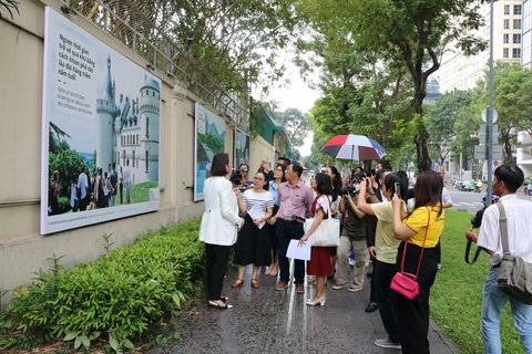 Trao đổi với Tuổi Trẻ Online, bà Tổng lãnh sự Emmanuelle Pavillon-Grosser cho biết Pháp vẫn đang trong giai đoạn triển khai phục hồi du lịch sau đại dịch COVID-19. Nước này đang tổ chức các hoạt động quảng bá nhằm trở lại vị trí nước lớn trong nền kinh tế du lịch. Trước đại dịch, 90 triệu khách du lịch nước ngoài đã đến khám phá sự phong phú về di sản thiên nhiên và kiến trúc của Pháp, đồng thời thưởng thức nghệ thuật sống nổi tiếng thế giới. Các hoạt động trên núi đóng góp 20 tỉ euro cho nền kinh tế du lịch. Các hoạt động này tập trung vào du lịch sinh thái mùa hè và trên hết là trượt tuyết vào mùa đông. Trên cơ sở đó, Tổng Lãnh sự quán Pháp mong muốn quảng bá một nước Pháp có "biển bạc, núi xanh" thông qua triển lãm ngày 18-10 - Ảnh: TLS PHÁP Trao đổi với Tuổi Trẻ Online, bà Tổng lãnh sự Emmanuelle Pavillon-Grosser cho biết Pháp vẫn đang trong giai đoạn triển khai phục hồi du lịch sau đại dịch COVID-19. Nước này đang tổ chức các hoạt động quảng bá nhằm trở lại vị trí nước lớn trong nền kinh tế du lịch. Trước đại dịch, 90 triệu khách du lịch nước ngoài đã đến khám phá sự phong phú về di sản thiên nhiên và kiến trúc của Pháp, đồng thời thưởng thức nghệ thuật sống nổi tiếng thế giới. Các hoạt động trên núi đóng góp 20 tỉ euro cho nền kinh tế du lịch. Các hoạt động này tập trung vào du lịch sinh thái mùa hè và trên hết là trượt tuyết vào mùa đông. Trên cơ sở đó, Tổng lãnh sự quán Pháp mong muốn quảng bá một nước Pháp có "biển bạc, núi xanh" thông qua triển lãm ngày 18-10 - Ảnh: Tổng lãnh sự quán Pháp