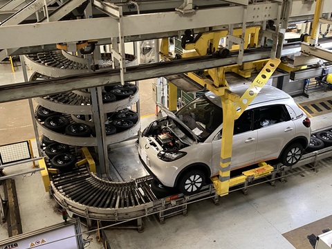 Nhà máy đầu tiên xuất xưởng Wuling HongGuang MiniEV: Rộng bằng 10 sân bóng, mỗi phút có 1 chiếc xe đời - Ảnh 2. Dây chuyền lắp ráp bánh xe tại xưởng sản xuất Baojun - Ảnh: DUY KHÁNH
