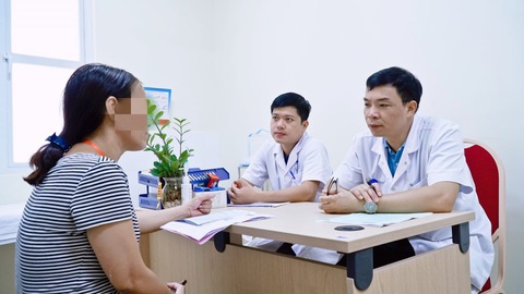 Chủ quan xem nhẹ trào ngược dạ dày - thực quản sẽ gặp biến chứng nguy hiểm nào? - Ảnh 1. TS Dương Trọng Hiền - trưởng khoa phẫu thuật cấp cứu tiêu hóa, Bệnh viện Việt Đức - thăm khám và tư vấn cho bệnh nhân - Ảnh: BVCC