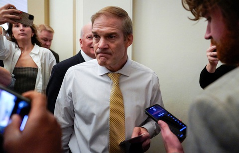 Ứng viên Jim Jordan thất bại, Hạ viện Mỹ tiếp tục 'tê liệt' - Ảnh 1. Dân biểu Jim Jordan, ứng viên do Đảng Cộng hòa đề xuất vào ghế chủ tịch Hạ viện Mỹ, có mặt tại tòa nhà Quốc hội Mỹ ở Washington D.C ngày 17-10 - Ảnh: REUTERS
