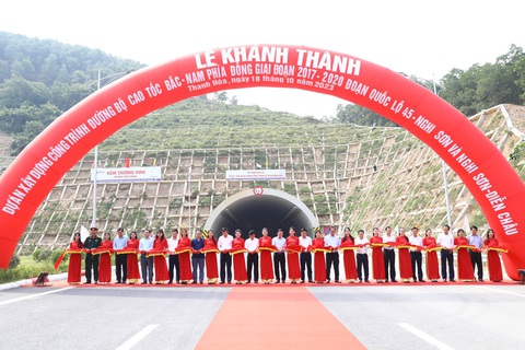 Khánh thành 2 dự án đường cao tốc qua Thanh Hóa - Nghệ An - Ảnh 2. Phó thủ tướng Trần Hồng Hà cùng lãnh đạo các bộ ngành, UBND các tỉnh cắt băng khánh thành 2 dự án đường cao tốc - Ảnh: TRẦN HUY HÙNG