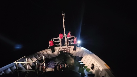 Máy bay, tàu nước ngoài, tàu cảnh sát biển, kiểm ngư quần thảo tìm kiếm ngư dân mất tích - Ảnh 1. Lực lượng chức năng đang tìm kiếm ngư dân mất tích vụ tàu bị chìm - Ảnh: M.T.