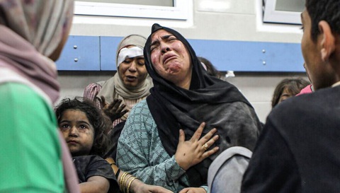 Ảnh: 500 người chết tại bệnh viện Gaza, khắp Trung Đông phẫn nộ - Ảnh 6. Những người Palestine bị thương sau vụ tấn công tại bệnh viện ở Gaza ngày 17-10 - Ảnh chụp màn hình The Times of Israel