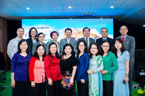 Syngenta Việt Nam nâng bước "Phụ nữ nông thôn" - Ảnh 5. Phụ nữ nông thôn chụp ảnh lưu niệm cùng các chuyên gia và đại diện Công ty Syngenta Việt Nam - Ảnh: P.D.