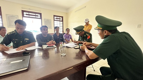 Ba ngư dân thoát chết thần kỳ khi tàu cá bị sóng đánh chìm - Ảnh 3. Đồn biên phòng Phổ Quang lấy thông tin từ ba ngư dân sống sót - Ảnh: VĂN TÁNH