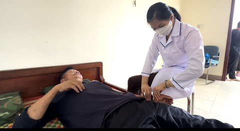 Ba ngư dân thoát chết thần kỳ khi tàu cá bị sóng đánh chìm - Ảnh 1. Ngư dân thoát chết đang được theo dõi sức khỏe - Ảnh: VĂN TÁNH