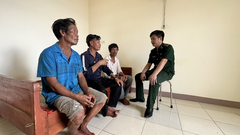 Ba ngư dân thoát chết thần kỳ khi tàu cá bị sóng đánh chìm - Ảnh 4. Các ngư dân được chiến sĩ biên phòng thăm hỏi, động viên - Ảnh: VĂN TÁNH