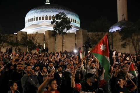 Ảnh: 500 người chết tại bệnh viện Gaza, khắp Trung Đông phẫn nộ - Ảnh 9. Người Jordan ở Amman (thủ đô của Jordan) tụ tập bên ngoài một nhà thờ Hồi giáo để bày tỏ sự đoàn kết với người Palestine ở Dải Gaza ngày 17-10 - Ảnh: REUTERS