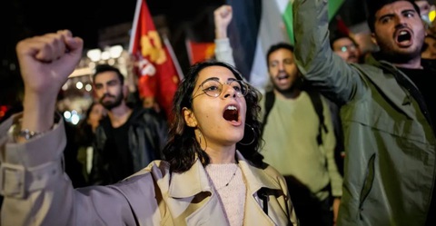 Ảnh: 500 người chết tại bệnh viện Gaza, khắp Trung Đông phẫn nộ - Ảnh 7. Người biểu tình ở Istanbul (Thổ Nhĩ Kỳ) hô to các khẩu hiệu thể hiện sự đoàn kết với người Palestine - Ảnh chụp màn hình Al Jazeera