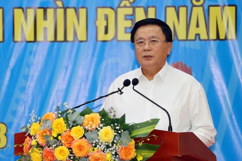 Hạ tầng là điểm nghẽn cần khơi thông đầu tiên để tạo ra đột phá vùng Đông Nam bộ - Ảnh 1. Ông Nguyễn Xuân Thắng, ủy viên Bộ Chính trị, giám đốc Học viện Chính trị quốc gia Hồ Chí Minh, phát biểu tại hội thảo các tỉnh, thành phố vùng Đông Nam Bộ với việc triển khai nghị quyết số 24 - Ảnh: NAM HÀ