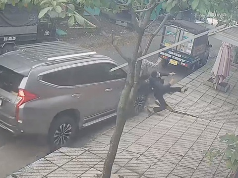 Vụ nghi trộm chó bị xe hơi tông té nhào: Khởi tố 2 bị can - Ảnh 1. Camera ghi lại sự việc hai thanh niên bị ô tô tông té nhào, sau đó chạy bộ rời khỏi hiện trường - Ảnh cắt từ video clip