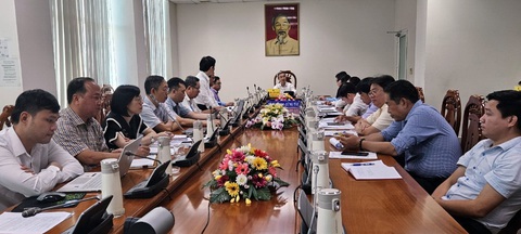 Hai bệnh viện lớn ở Bà Rịa - Vũng Tàu lo thiếu thuốc chữa bệnh - Ảnh 3. Ông Đặng Minh Thông, phó chủ tịch UBND tỉnh Bà Rịa - Vũng Tàu, làm việc với Sở Y tế và hai bệnh viện để giải quyết ngay tình trạng thiếu thuốc chữa bệnh vào ngày 18-10 - Ảnh: ĐÔNG HÀ