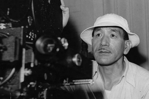 Đạo diễn Ozu Yasujiro đằng sau chiếc máy quay. Ông làm phim đậm chất Nhật nhưng đạt tầm nhân loại, được thế giới đón nhận - Ảnh: Art-kino Đạo diễn Ozu Yasujiro đằng sau chiếc máy quay. Ông làm phim đậm chất Nhật nhưng đạt tầm nhân loại, được thế giới đón nhận - Ảnh: Art-kino