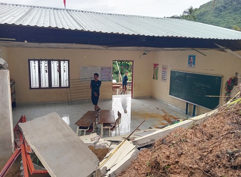 Quả đồi sạt lở đổ vùi khiến tường điểm trường bị sập - Ảnh 1. Đất đá từ quả đồi bị sạt lở đổ vùi gây sập tường điểm trường học - Ảnh: P.T.