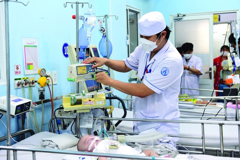 Trẻ em điều trị sốt xuất huyết tại Bệnh viện Nhi Đồng 1, TP.HCM. Ảnh: DUYÊN PHAN Điều trị sốt xuất huyết cho trẻ em - Ảnh: DUYÊN PHAN