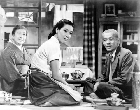 Hình ảnh phim Tokyo Story của đạo diễn Ozu Yasujiro với diễn viên chính Setsuko Hara (giữa) - Ảnh: Janus Film Hình ảnh phim Tokyo Story của đạo diễn Ozu Yasujiro với diễn viên chính Setsuko Hara (giữa) - Ảnh: Janus Film