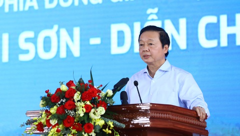 Khánh thành 2 dự án đường cao tốc qua Thanh Hóa - Nghệ An - Ảnh 1. Phó thủ tướng Trần Hồng Hà phát biểu tại lễ khánh thành 2 dự án đường cao tốc quốc lộ 45 - Nghi Sơn và Nghi Sơn - Diễn Châu - Ảnh: TRẦN HUY HÙNG