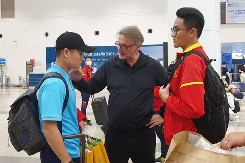 HLV Philippe Troussier động viên các cầu thủ tuyển Việt Nam - Ảnh: VFF HLV Philippe Troussier động viên các cầu thủ tuyển Việt Nam - Ảnh: VFF