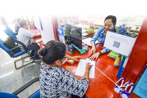 Cạnh tranh dịch vụ hành chính được không? - Ảnh 1. Người dân làm thủ tục hành chính tại quận Phú Nhuận, TP.HCM - Ảnh: QUANG ĐỊNH