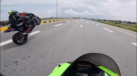 Xác minh việc phóng xe phân khối lớn 277km/h tại Cát Bà - Ảnh 1. Một người chạy xe bốc đầu trên đoạn đường dài khi đi ra trung tâm Cát Bà, huyện Cát Hải, TP Hải Phòng - Ảnh cắt từ video