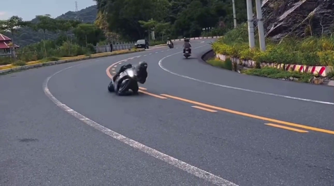 Xác minh việc phóng xe phân khối lớn 277km/h tại Cát Bà - Ảnh 2. Một người ôm cua, cà đầu gối sát mặt đường - Ảnh cắt từ video
