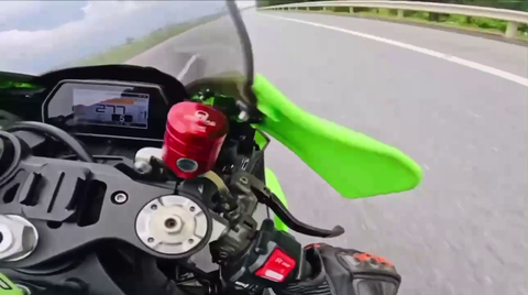 Xác minh việc phóng xe phân khối lớn 277km/h tại Cát Bà - Ảnh 3. Màn hình thể hiện tốc độ của xe có lúc vọt lên tới 277km/h - Ảnh cắt từ video