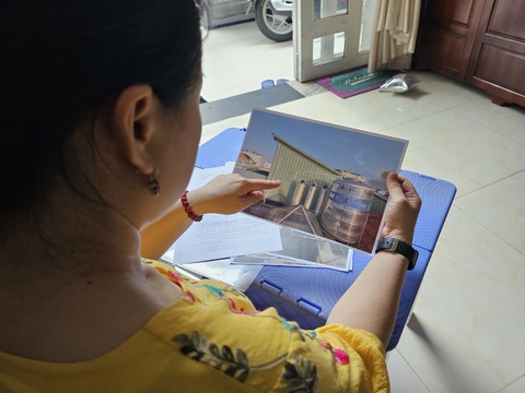 Vụ tố hàng xóm xây 'lụi': 'Phường xử lý vi phạm chưa triệt để, phải kiểm điểm' - Ảnh 2. Con gái bà Sáu đã cung cấp đầy đủ hình ảnh về phần công trình xây 'lụi' cho phường 11 và quận Gò Vấp trong quá trình giải quyết vụ việc - Ảnh: ÁI NHÂN