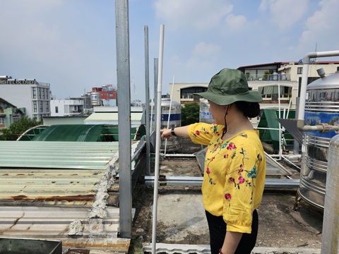 Vụ tố hàng xóm xây 'lụi': 'Phường xử lý vi phạm chưa triệt để, phải kiểm điểm' - Ảnh 1. Phần công trình xây 'lụi' trên sân thượng nhà hàng xóm của bà Hồ Thị Sáu vẫn chưa hoàn tất tháo dỡ, vẫn còn các khung sắt - Ảnh: ÁI NHÂN