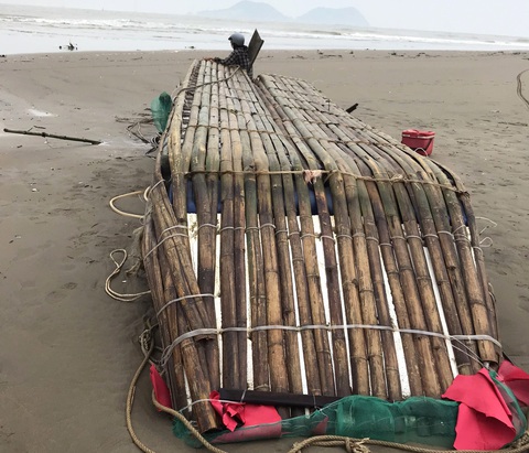 Cứu một ngư dân bị lật bè lênh đênh suốt đêm trên biển - Ảnh 2. Chiếc bè mảng do hai ngư dân sử dụng đánh bắt thủy bản bị lật trên biển được trục vớt đưa lên bờ - Ảnh: Đ.L.
